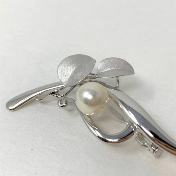 White Akoya Pearl Silver 'Leaf and Stem' Brooch Pin (B19) - Image 3